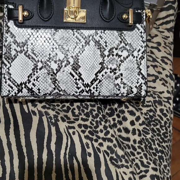 Women's purses 2 brand new Gucci is sold it won't let me delete it sorry new t - Picture 3 of 4